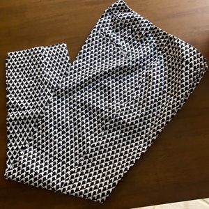 Black and white houndstooth cropped ankle pant